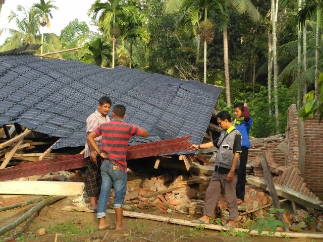 Rumah warga yang hancur