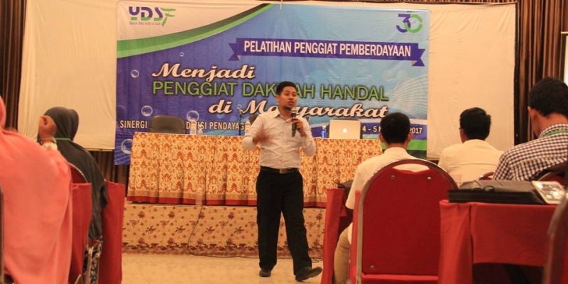 MEMBANGUN KOMUNIKASI DENGAN NEURO LINGUISTIK PROGRAMMING