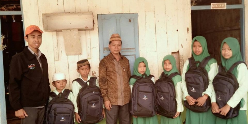 PENYALURAN PAKET BACK TO SCHOOL DI SEKOLAH JATIM MENGAJAR