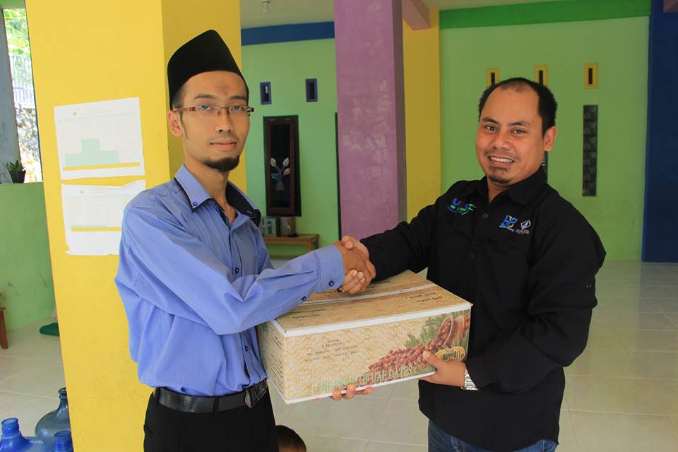 Penyerahan Kurma Secara simbolis