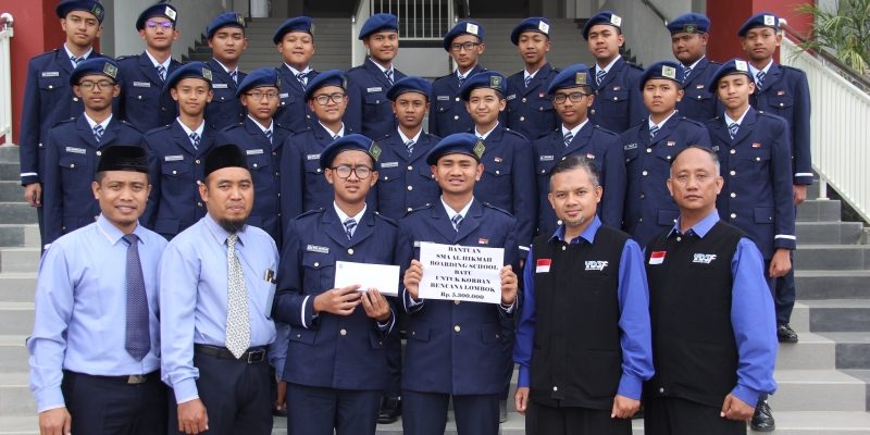 SMA AL-HIKMAH BATU BOARDING SCHOOL DONASIKAN HASIL BERKEBUN UNTUK LOMBOK