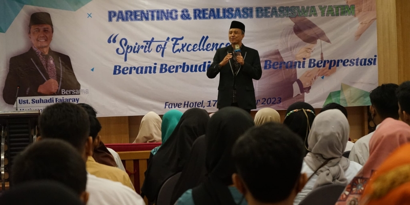 Parenting “Spirit of Excellence” oleh Ustadz Suhadi Fadjaray dalam Realisasi Beasiswa Yatim YDSF